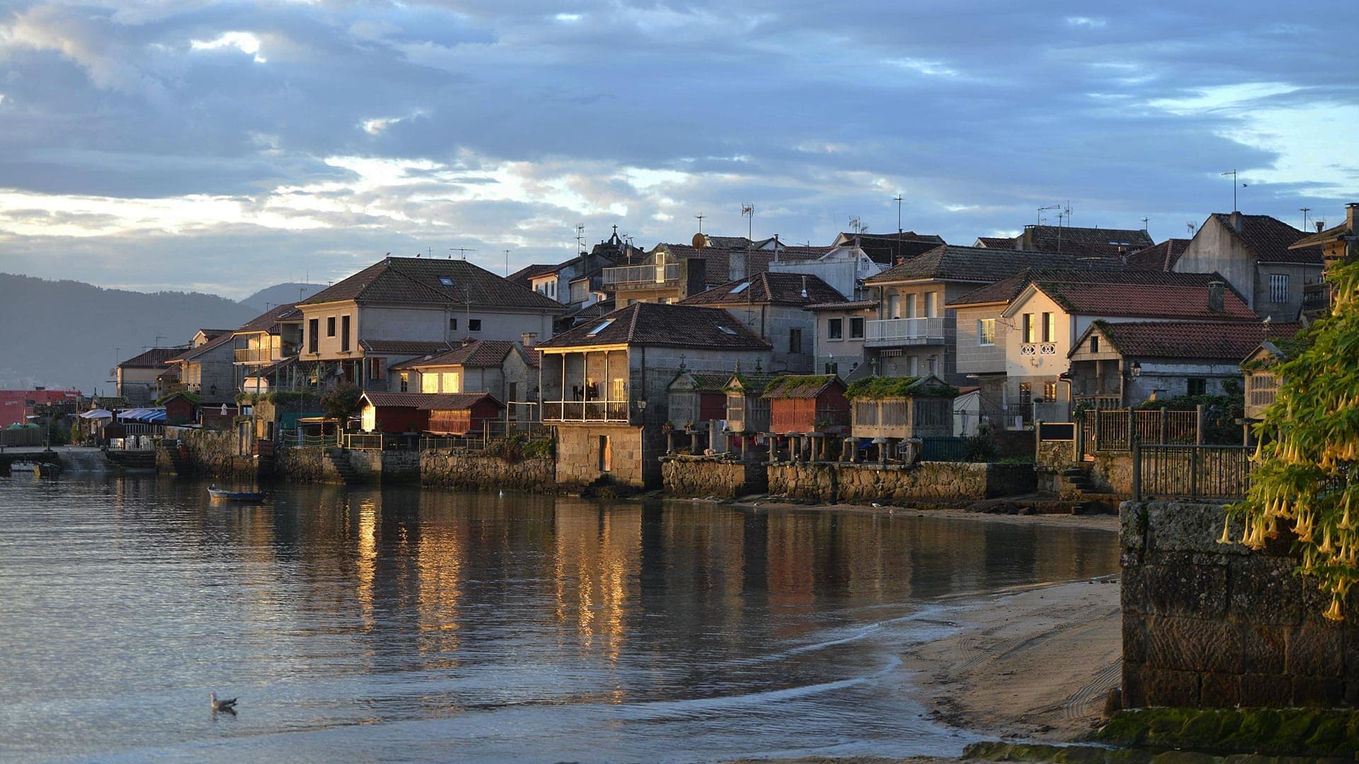 Tour Rías Baixas, A Toxa, Bodega y Paseo en Barco desde Santiago
