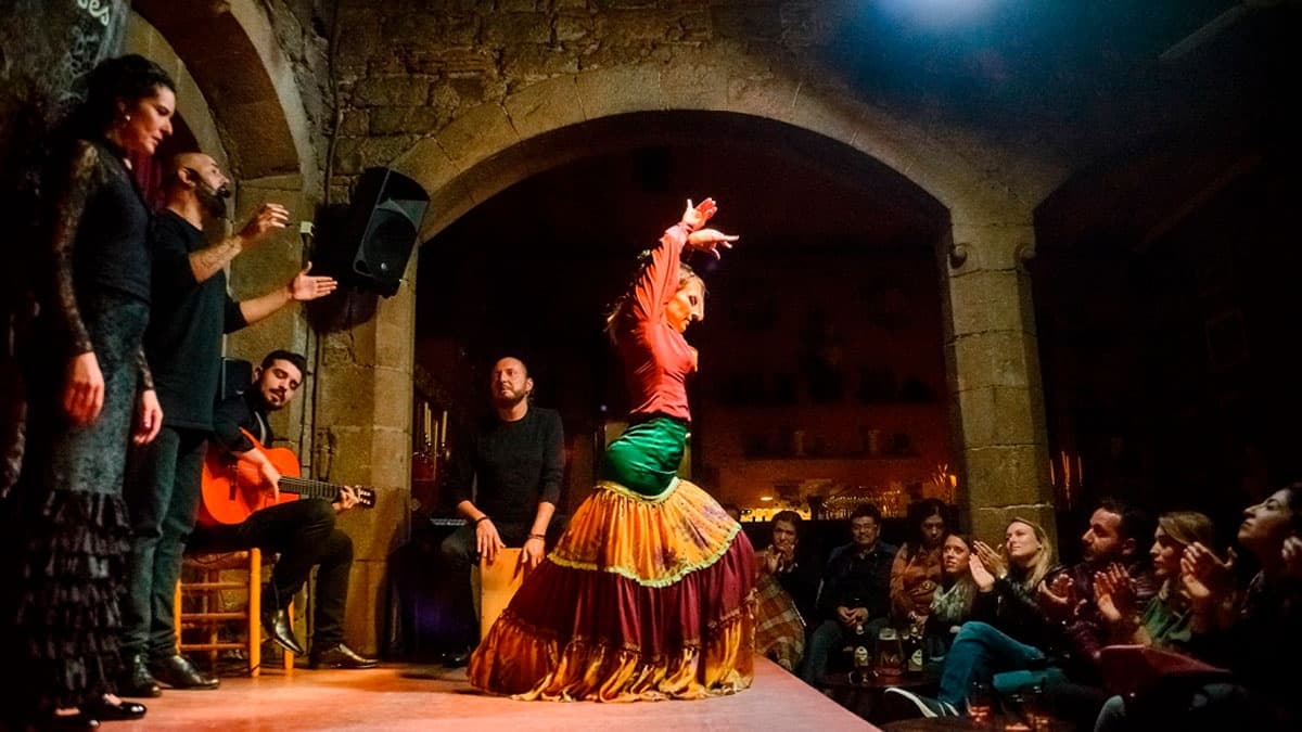 Barcelona Old Town Walking Tour, Flamenco Show & Tapas Tour Dinner in the Born District