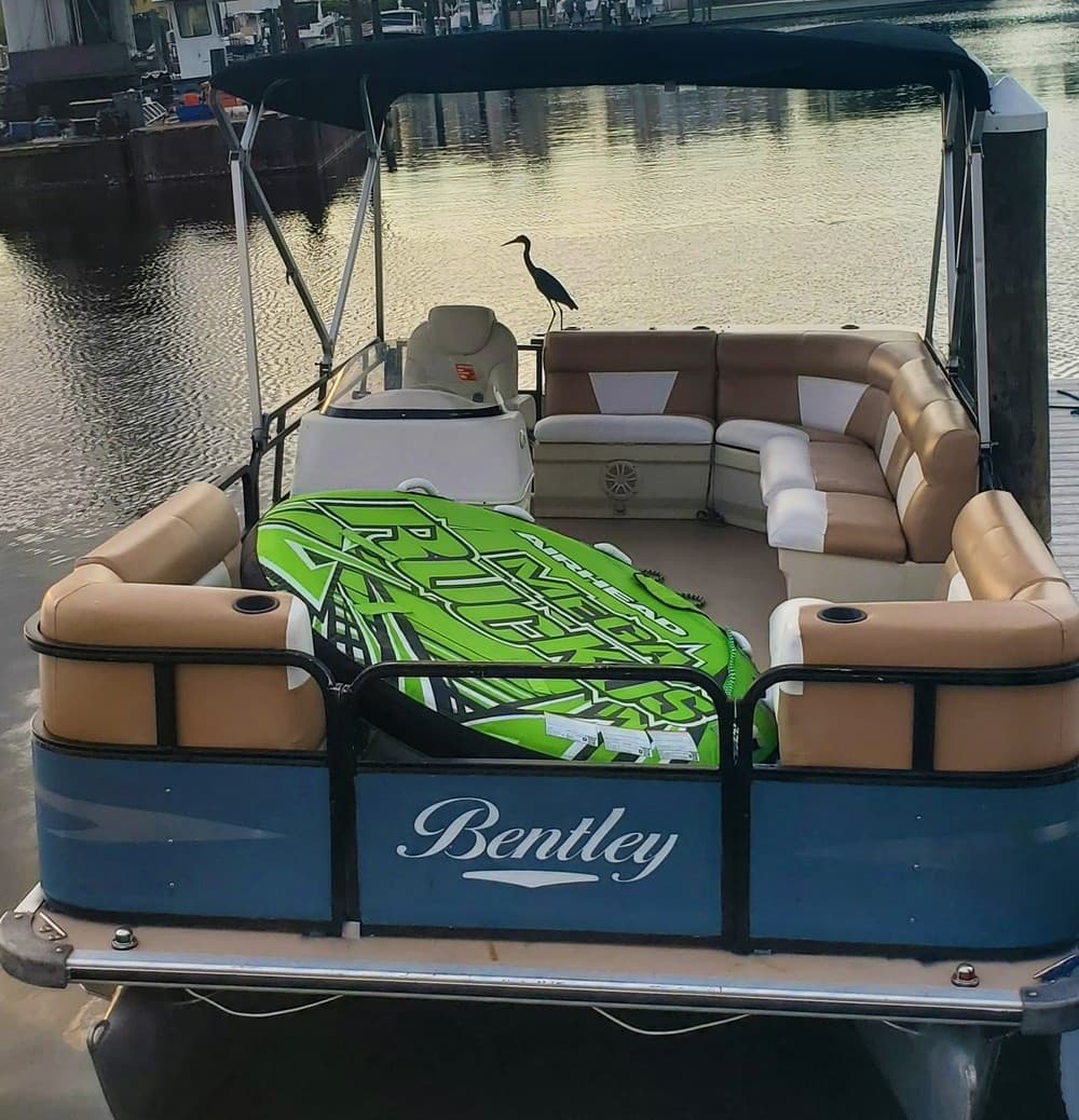 20' Economy Pontoon Rental (14 People)