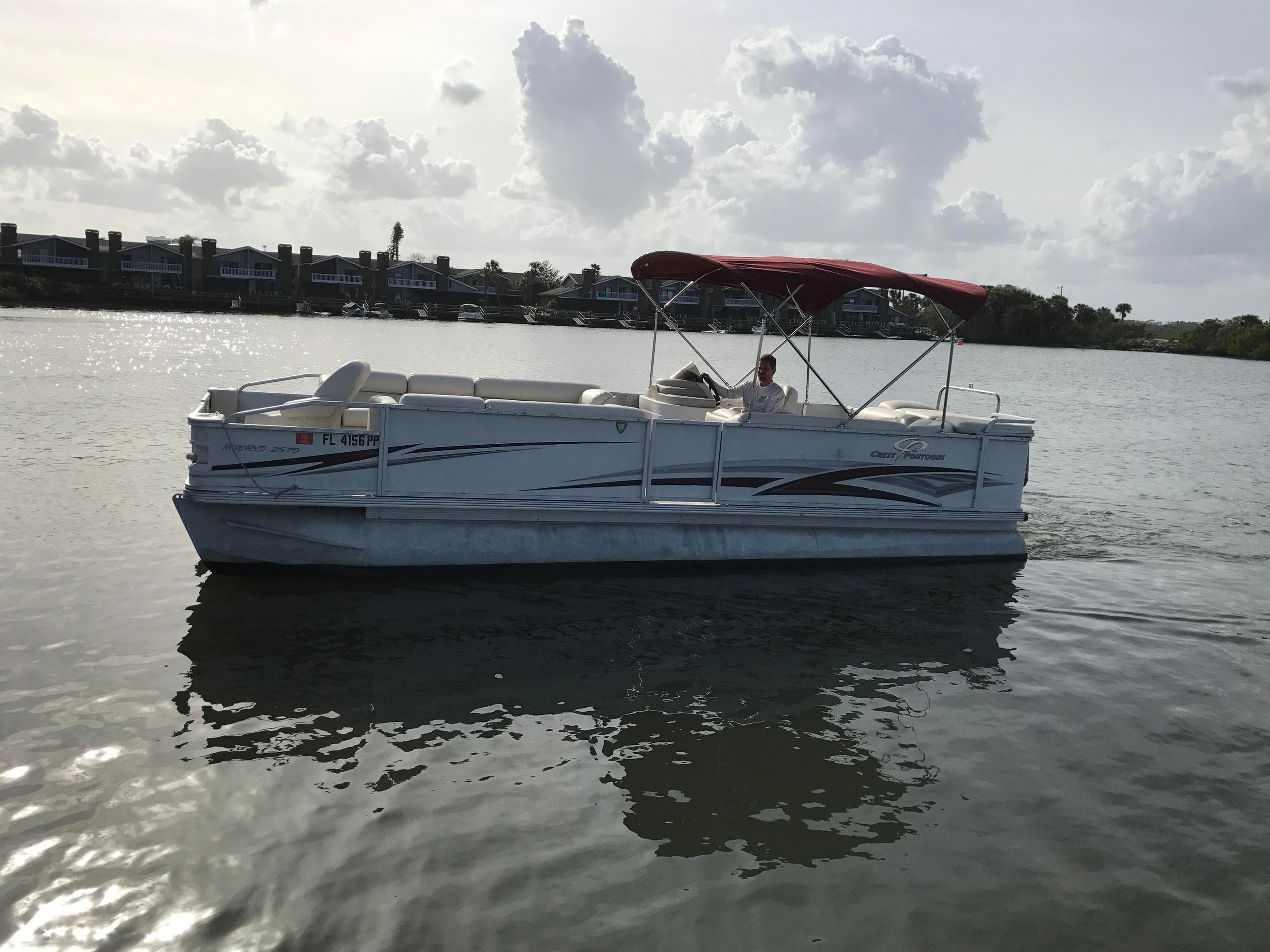 #22 24' Crest - Pontoon - 115 HP 13 people max