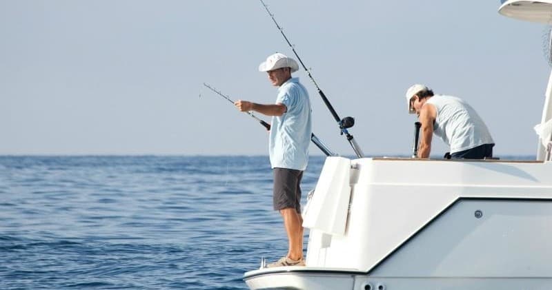 Pesca deportiva desde una embarcación en Cambrils