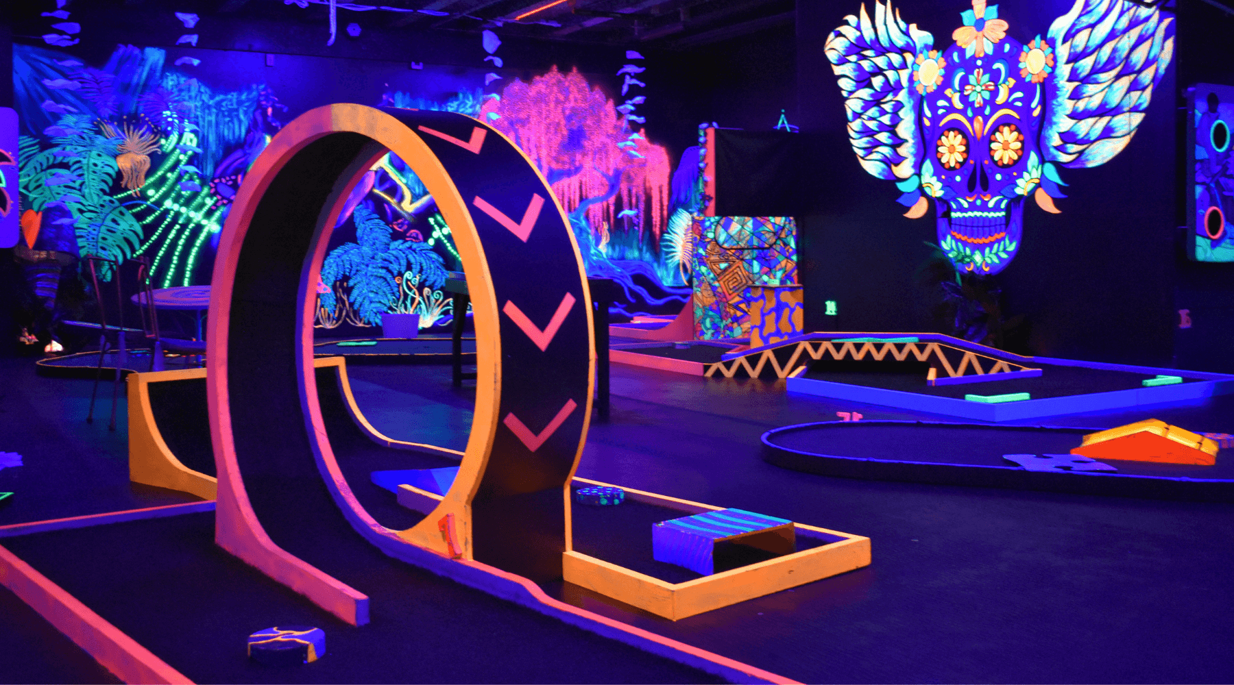 Putt'N'Glow - Indoor Mini Golf