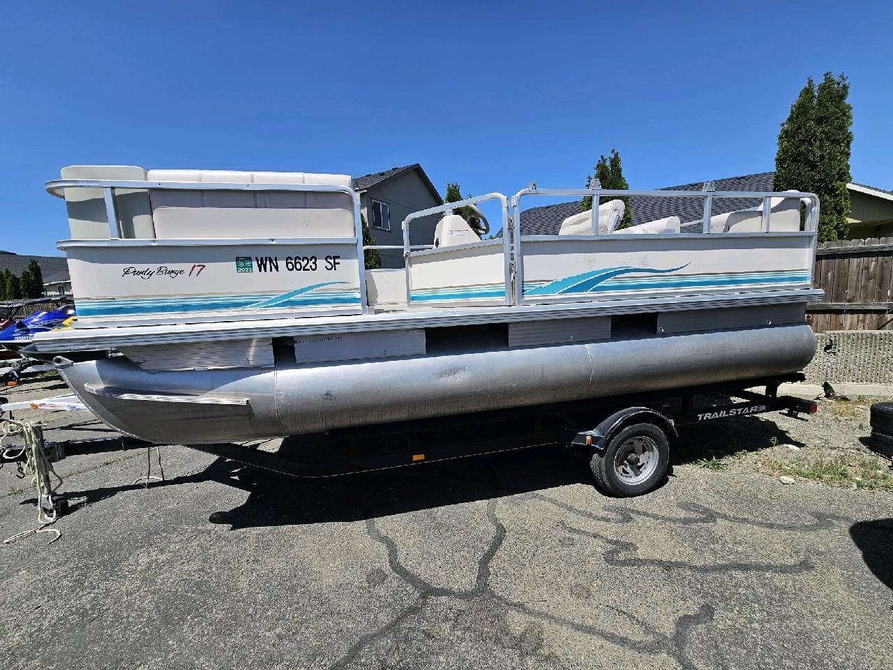 17ft 6 person Pontoon Boat