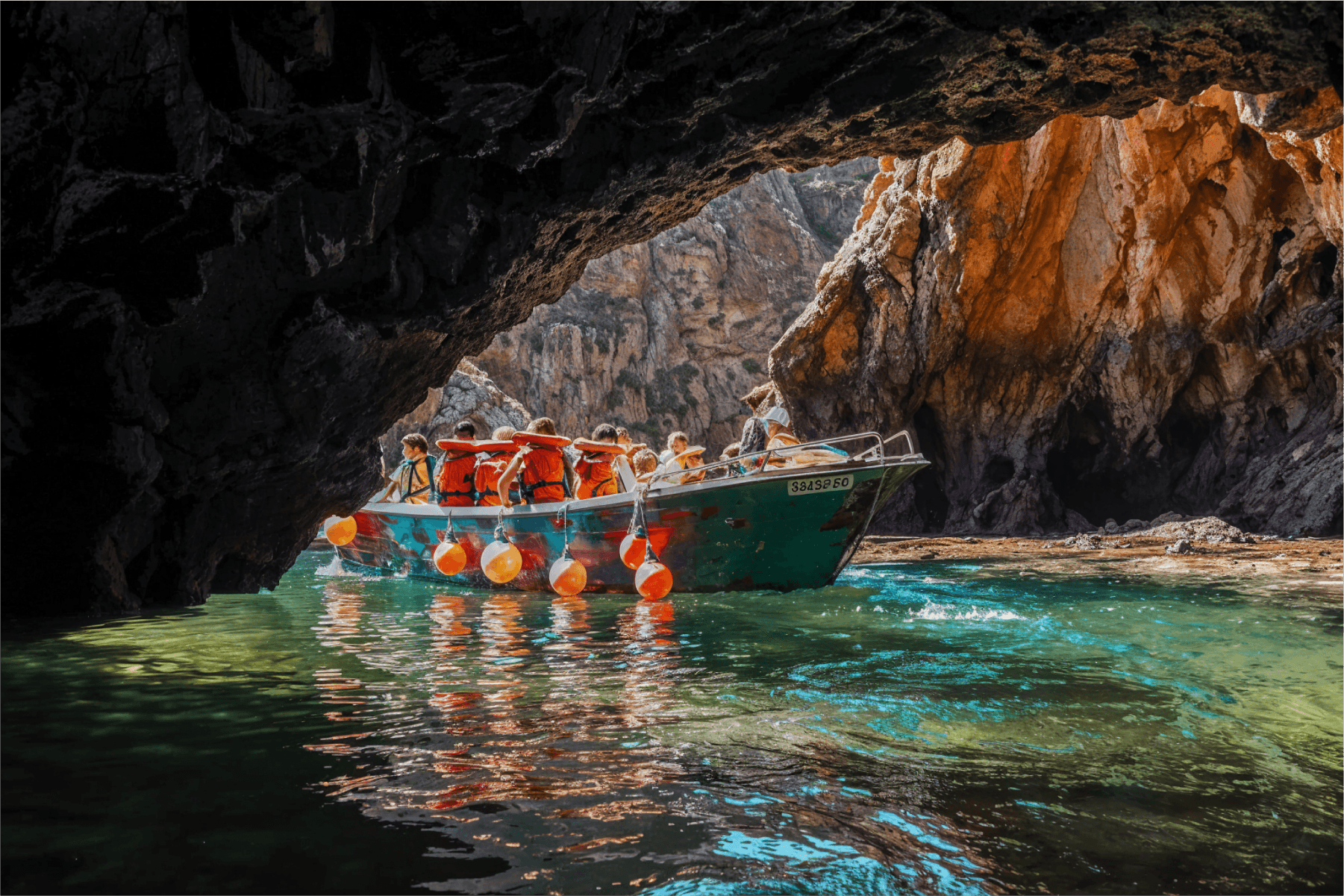 Visita às Grutas em Barco Fundo de Vidro